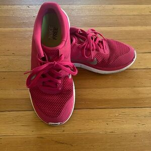 Nike Free women’s 8 hot pink